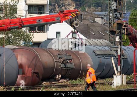 02. September 2020, Rheinland-Pfalz, Lahnstein: Bergungsmannschaften versuchen, die entgleisten Güterwagen mit Spezialkranen hochzuheben. Bis zu 150,000 Liter Kraftstoff sollen laut Bundespolizei bei der Entgleisung am Sonntagabend auf dem Bahnhof Niederlahnstein ausgelaufen sein. Die Bahn erwartet nicht, dass die Strecke bis September 14 vollständig geräumt wird. Foto: Thomas Frey/Thomas Frey Stockfoto