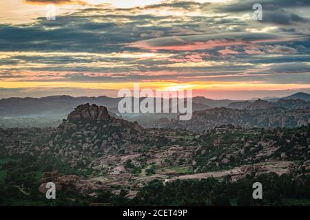 Berg Sonnenaufgang Fackeln mit dramatischen Himmel am Morgen Flachwinkel Aufnahme ist auf Matanga Hügel hampi karnataka indien genommen. Der Blick von hier ist ruhig und Stockfoto