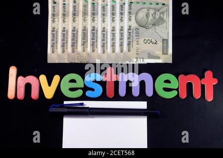 Neue indische Währung 500 Rupien-Noten. Fünfhundert Rupien indische Währung mit Stift und Notizbuch isoliert auf schwarzem Hintergrund. Investitionskonzept. Stockfoto