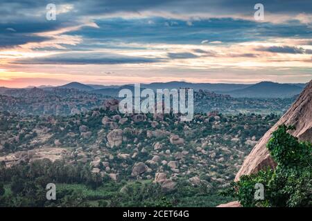 Berg Sonnenaufgang Fackeln mit dramatischen Himmel am Morgen Flachwinkel Aufnahme ist auf Matanga Hügel hampi karnataka indien genommen. Der Blick von hier ist ruhig und Stockfoto