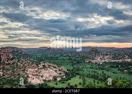 Berg Sonnenaufgang mit dramatischen Himmel am Morgen Flachwinkel Aufnahme ist auf Matanga Hügel hampi karnataka indien genommen. Der Blick von hier ist ruhig und atmet Stockfoto