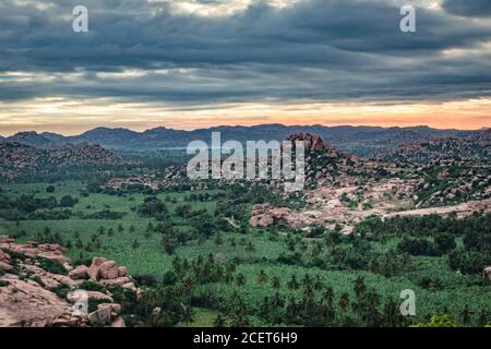 Berg Sonnenaufgang mit dramatischen Himmel am Morgen Flachwinkel Aufnahme Bild wird am Matanga Hügel hampi karnataka indien aufgenommen. Es als der Heilige Matanga beschrieben Stockfoto