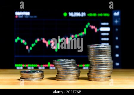 Viele tschechische Münzen vor der Finanzkarte. Zahlung in der Tschechischen Republik. Münzen in Spalten gestapelt. Finanzielle Einsparungen in Kronen. Stockfoto