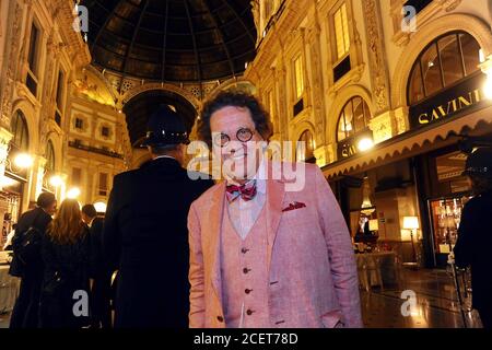 Fotoarchiv, Italien. September 2020. Galadinner für Wohltätigkeitsorganisationen in der Galleria Vittorio Emanuele, anlässlich der 150 der Galerie, Philippe Daverio (Maurizio Maule/Fotograf, Mailand - 2017-09-13) ps das Foto kann unter Berücksichtigung des Kontextes verwendet werden, in dem es aufgenommen wurde, Und ohne diffamierende Absicht der Anstand der Menschen vertreten (Maurizio Maule/Fotograf, Fotoarchiv - 2020-09-02) p.s. la foto e' utilizzabile nel rispetto del contesto in cui e' stata scattata, e senza intento diffamatorio del decoro delle persone rappresentate Kredit: Unabhängige Fotoagentur/Alamy Live News Stockfoto