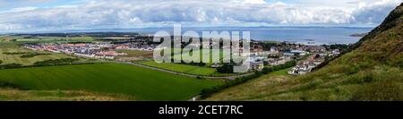 Blick von North Berwick Law. Zeigt die Grund- und Oberschulen auf der rechten Seite an. Neues Gehäuse links. Stockfoto