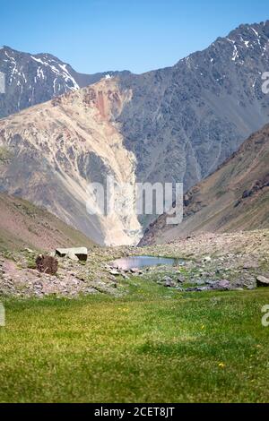 Wunderschöne hohe Berge, die unter dem blauen Himmel glänzen Stockfoto