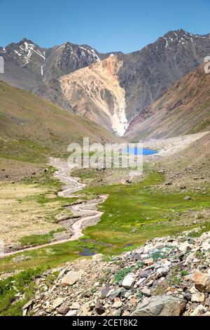 Hohe Berge, die unter dem wolkigen Himmel glänzen Stockfoto