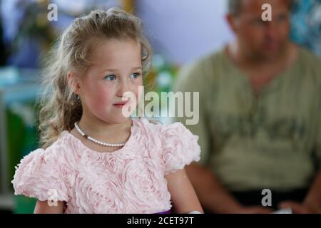 Weißrussland, die Stadt Gomil, 30. Mai 2019. Tag der offenen Tür im Kindergarten. Porträt eines Mädchens im mittleren Alter. Stockfoto