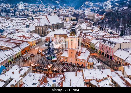 Brasov, Rumänien. Luftaufnahme des Altstadtplatzes während Weihnachten.