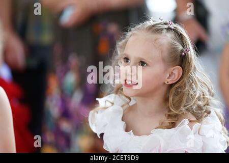 Weißrussland, die Stadt Gomil, 30. Mai 2019. Tag der offenen Tür im Kindergarten. Porträt eines fröhlichen schönen Vorschulmädchen. Stockfoto