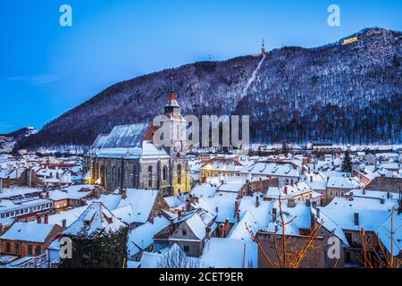 Brasov, Rumänien. Panoramablick auf die Altstadt und Tampa Berg in der Wintersaison. Stockfoto