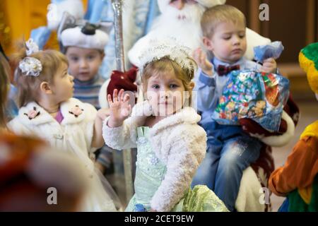 Weißrussland, die Stadt Gomil, 26. Dezember 2016. Elterntag im Kindergarten.schönes Mädchen aus dem Kindergarten in einer Gruppe von Kindern am Weihnachtsfeiertag Stockfoto