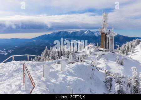 Poiana Brasov, Rumänien. Blick vom Postavarul Gipfel, Bucegi Berge im Hintergrund. Stockfoto