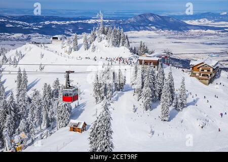 Poiana Brasov, Rumänien. Panoramablick über die Skipisten mit Seilbahn. Stockfoto