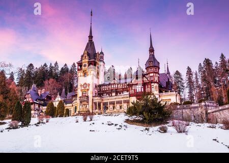 Rumänien, Schloss Peles bei Sonnenuntergang. Sinaia, Bezirk Prahova. Stockfoto