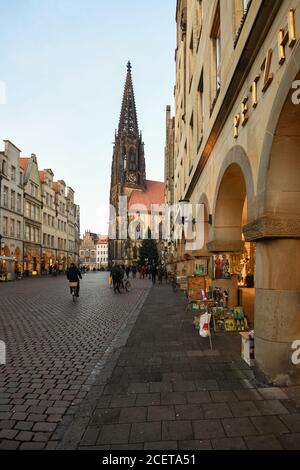 Münster, historische Altstadt, Giebelhäuser am Prinzipalmarkt, Blick auf die St. Lambertkirche, Nordrhein-Westfalen; Deutschland, Westeuropa. Stockfoto