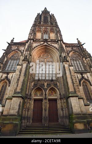 St. Lamberts Kirche, gotische Fassade, kunstvolle Mauerwerk, historische Altstadt Münster, berühmtes Reiseziel in Nordrhein-Westfalen, Deutschland. Stockfoto