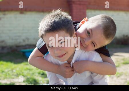 Weißrussland, die Stadt Gomil, 30. Mai 2019. Fotoshooting im Kindergarten. Zwei Vorschulkinder spielen auf der Straße. Stockfoto