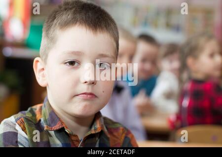 Weißrussland, die Stadt Gomil, 30. Mai 2019. Fotosession im Kindergarten. Nahaufnahme eines ernsthaften Vorschuljungen. Stockfoto