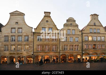 Münster, Prinzipalmarkt, schöne alte Giebelsandsteinhäuser, weltberühmte Einkaufsstraße, Blick über Kopfsteinpflasterstraße, Deutschland, Europa. Stockfoto