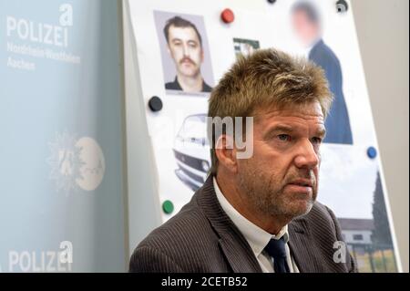 Aachen, Deutschland. September 2020. Gerhard Hoppmann, Chefinspektor der Kriminalpolizei Krefeld, sitzt auf einer Pressekonferenz, um ein bisher unbekanntes Mordopfer zu identifizieren. Mit Hilfe einer neuen Skizze (hinten links) hat die Polizei die Identität eines Mordopfers geklärt, das vor mehr als 23 Jahren im Niederrheingebiet gefunden wurde. Der entscheidende Hinweis kam nach einer Sendung von 'File Number XY . Unsolved'. Quelle: Henning Kaiser/dpa - ACHTUNG: Ein Bild im Hintergrund wurde aus rechtlichen Gründen pixeliert/dpa/Alamy Live News Stockfoto