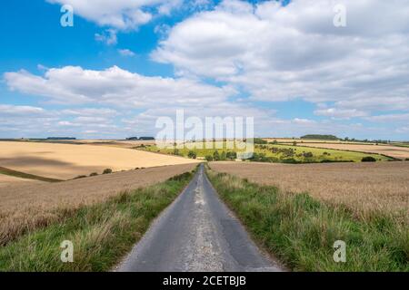 Eine Landstraße in Burdale North Yorkshire, die ins Land führt Bis zur Entfernung Stockfoto