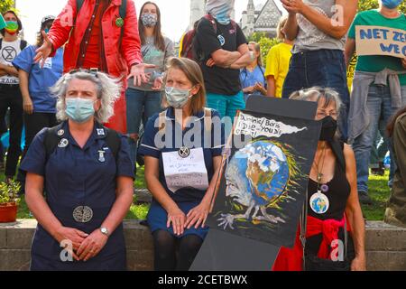 Parliament Square, London, Großbritannien. September 2020. Extinction Rebellion Klimaproteste versammeln sich am zweiten Tag ihres zehntägigen Klimaprotest auf dem Parliament Square und begrüßen Boris Johnson zur Eröffnung des Parlaments und zur ersten Fragestunde des Herbstes. Quelle: Natasha Quarmby/Alamy Live News Stockfoto
