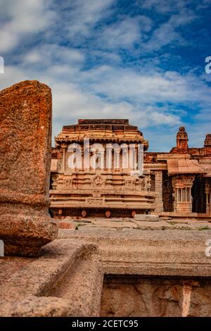 Vithala Tempel hampi Ruinen antike Stein Kunst aus einzigartigen Winkel Bild wird in hampi karnataka indien genommen. Das beeindruckendste Bauwerk in Hampi ist es Stockfoto