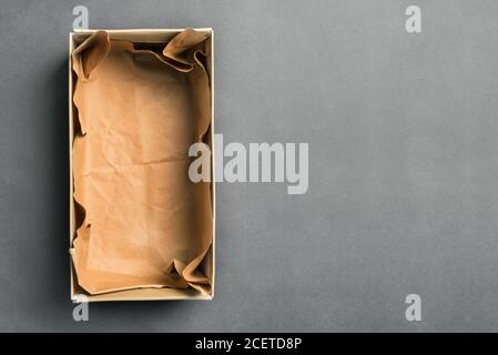 Öffnen Sie die Schuhbox isoliert auf einem schwarzen Hintergrund mit einer Kopie des Platzes. Das Konzept der Lieferung von Waren, Einkaufen über einen Online-Shop und Stockfoto