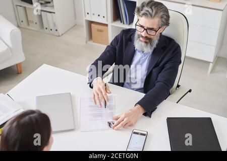 Aufnahme eines professionellen HR-Managers aus der Perspektive des Blickwinkels Vor unkenntlich Bewerber durch Lebenslauf und Fragen stellen Stockfoto