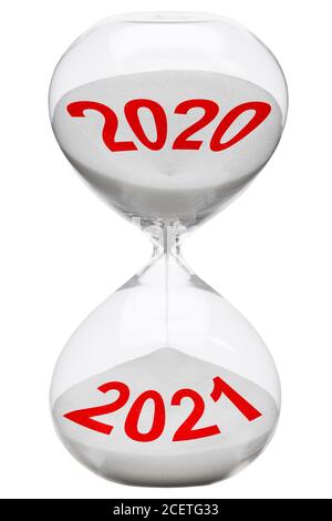 Die Zeit in 2020 vergeht in einer Sanduhr auf 2021 Stockfoto