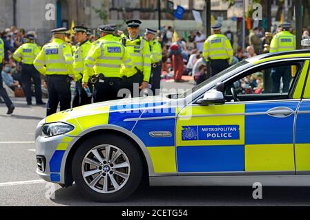 London, Großbritannien. Metropolitan Police Officers at an Extinction Rebellion Protest in Central London während der COVID Pandemie, 1. September 2020 Stockfoto