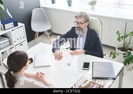 Horizontale High-Angle-Ansicht Aufnahme von nicht erkennbaren jungen Frau mit Vorstellungsgespräch im modernen Firmenbüro Stockfoto