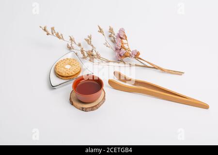 Chinesische traditionelle Teekanne, Tasse, Teeset mit Teeflecken bedeckt Stockfoto