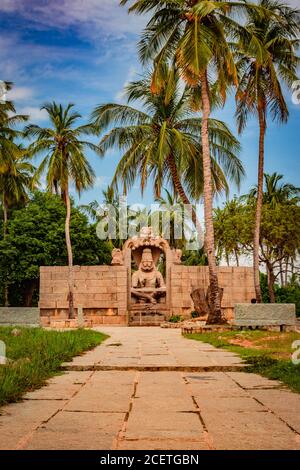 narasimha lakshmi Tempel hampi antike Stein Kunst aus einzigartigen Winkel Bild wird in hampi karnataka indien genommen. Dieser Tempel verfügt über das größte Bildnis in Stockfoto