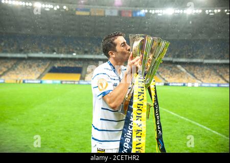 Kiew, Ukraine - 25. August 2020: Carlos De Pena, Verteidiger von Dynamo Kiew mit Trophäe feiert Sieg im Spiel Ukrainian Super Cup Shakhtar - DYNAM Stockfoto