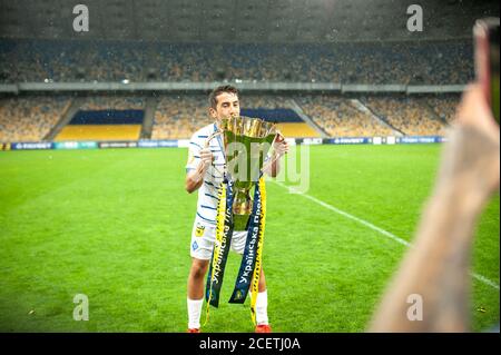 Kiew, Ukraine - 25. August 2020: Carlos De Pena, Verteidiger von Dynamo Kiew mit Trophäe feiert Sieg im Spiel Ukrainian Super Cup Shakhtar - DYNAM Stockfoto