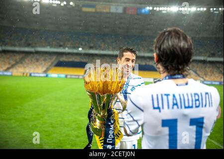 Kiew, Ukraine - 25. August 2020: Carlos De Pena, Verteidiger von Dynamo Kiew mit Trophäe feiert Sieg im Spiel Ukrainian Super Cup Shakhtar - DYNAM Stockfoto