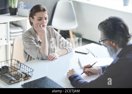 Junge Frau mit klinischer Depression immer Antidepressivum Rezept bei Psychotherapeuten Büro, High-Angle-Schuss Stockfoto