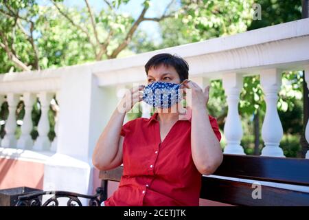 Schöne europäische Frau trägt handgemachte Schutzmaske Stockfoto