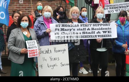 Mary Lou McDonald (ganz links), die Vorsitzende von Sinn Fein, trifft auf Mitarbeiter des St. Monica's Nursing Home in Dublin, als sie vor dem Gebäude gegen die Schließung von drei ehemaligen Sisters of Charity-Einrichtungen protestieren. Dies führt zu mehr als 200 Entlassungen und zum Verlust von 160 Betten aus dem Gesundheitssystem. Stockfoto