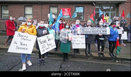 Mary Lou McDonald (Mitte), Leiterin von Sinn Fein, kommt zu Mitarbeitern des St. Monica's Nursing Home in Dublin, als sie vor dem Gebäude gegen die Schließung von drei ehemaligen Sisters of Charity-Einrichtungen protestieren, was zu mehr als 200 Entlassungen und dem Verlust von 160 Betten aus dem Gesundheitssystem führen wird. Stockfoto