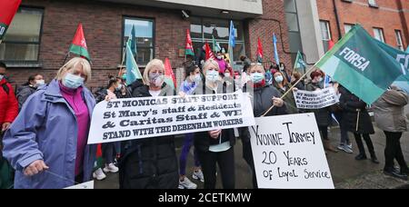 Mitarbeiter des Pflegeheim von St. Monica vor dem Gebäude in Dublin protestieren gegen die Schließung von drei ehemaligen Einrichtungen von Sisters of Charity, was zu mehr als 200 Entlassungen und dem Verlust von 160 Betten aus dem Gesundheitssystem führen wird. Stockfoto