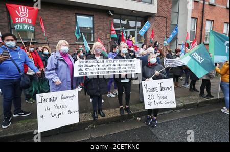 Mitarbeiter des Pflegeheim von St. Monica vor dem Gebäude in Dublin protestieren gegen die Schließung von drei ehemaligen Einrichtungen von Sisters of Charity, was zu mehr als 200 Entlassungen und dem Verlust von 160 Betten aus dem Gesundheitssystem führen wird. Stockfoto