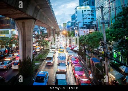 Blick auf die verstopfte Sukhumvit Rd in der Nähe der Kreuzung Asoke in der Abenddämmerung. Schuss von einem erhöhten Weg über die Straße. Bangkok Thailand. Stockfoto