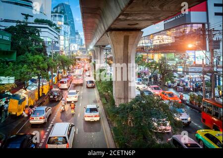 Blick auf die verstopfte Sukhumvit Rd in der Nähe der Kreuzung Asoke in der Abenddämmerung. Schuss von einem erhöhten Weg über die Straße. Bangkok Thailand. Stockfoto