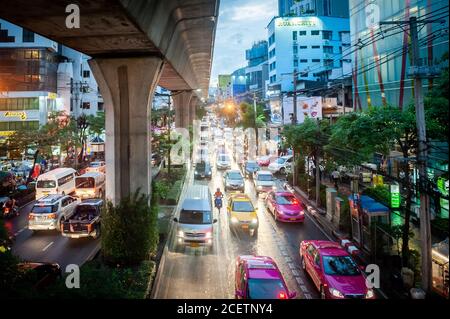 Blick auf die verstopfte Sukhumvit Rd in der Nähe der Kreuzung Asoke in der Abenddämmerung. Schuss von einem erhöhten Weg über die Straße. Bangkok Thailand. Stockfoto