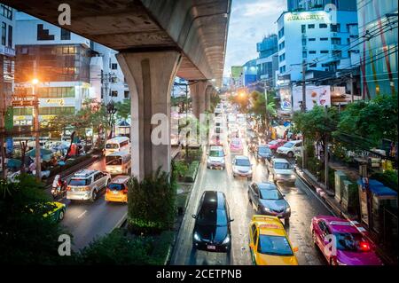 Blick auf die verstopfte Sukhumvit Rd in der Nähe der Kreuzung Asoke in der Abenddämmerung. Schuss von einem erhöhten Weg über die Straße. Bangkok Thailand. Stockfoto