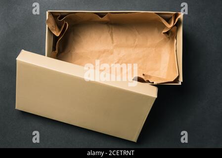 Leere Box mit Deckel öffnen, isoliert auf schwarzem Hintergrund. Karton für Schuhe oder Geschenk. Draufsicht, flaches Layout Stockfoto
