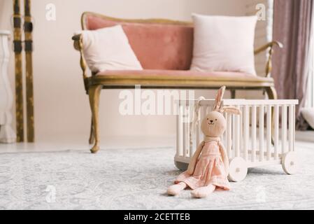 Weiches hausgemachtes Spielzeug Hase in einem rosa Kleid in der Kinderzimmer Stockfoto